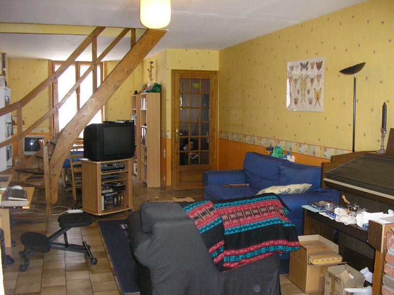 un salon un peu en desordre