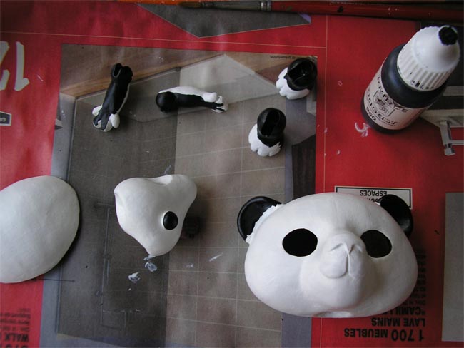 figurine panda en cours de fabrication