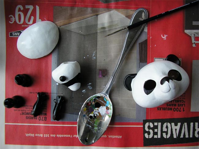 figurine panda en cours de fabrication