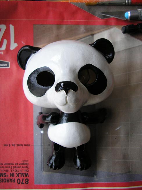 figurine panda en cours de fabrication