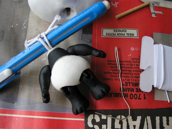 figurine panda en cours de fabrication